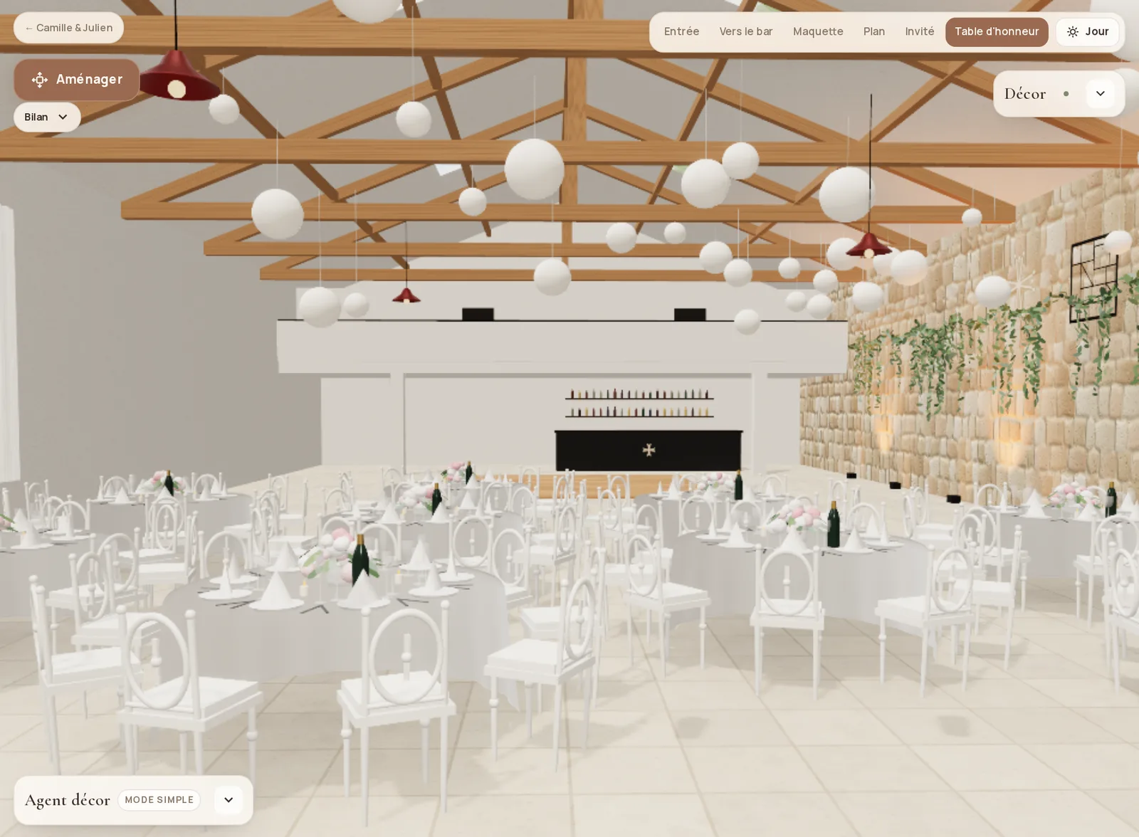 Vue depuis la table d'honneur vers les tables des invités et la piste